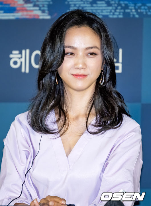 21일 오후 서울 용산구 CGV용산아이파크몰에서 영화 '헤어질 결심' 언론배급시사회가 열렸다.  이 자리에는 박찬욱 감독과 주연배우 탕웨이, 박해일이 참석했다.  영화 '헤어질 결심'은 산에서 벌어진 변사 사건을 수사하게 된 형사 해준(박해일 분)이 사망자의 아내 서래(탕웨이 분)를 만나고 의심과 관심을 동시에 느끼며 시작되는 이야기를 그린 영화로 제75회 칸 국제영화제 감독상을 수상했다.  무대 위에서 배우 탕웨이가 미소짓고 있다. 2022.06.21 /rumi@osen.co.kr