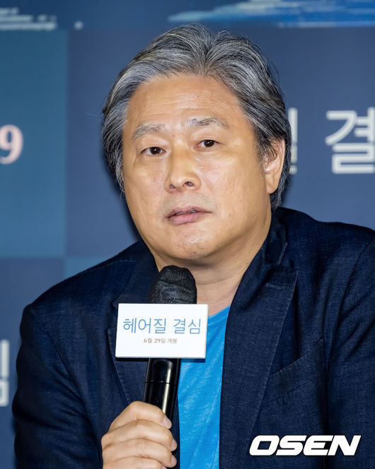 21일 오후 서울 용산구 CGV용산아이파크몰에서 영화 '헤어질 결심' 언론배급시사회가 열렸다.  이 자리에는 박찬욱 감독과 주연배우 탕웨이, 박해일이 참석했다.  영화 '헤어질 결심'은 산에서 벌어진 변사 사건을 수사하게 된 형사 해준(박해일 분)이 사망자의 아내 서래(탕웨이 분)를 만나고 의심과 관심을 동시에 느끼며 시작되는 이야기를 그린 영화로 제75회 칸 국제영화제 감독상을 수상했다.  무대 위에서 박찬욱 감독이 질문에 답하고 있다. 2022.06.21 /rumi@osen.co.kr