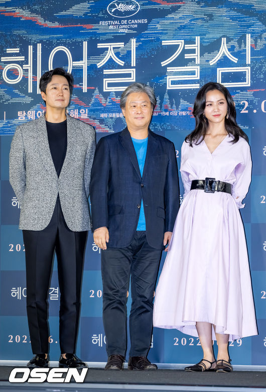 21일 오후 서울 용산구 CGV용산아이파크몰에서 영화 '헤어질 결심' 언론배급시사회가 열렸다.  이 자리에는 박찬욱 감독과 주연배우 탕웨이, 박해일이 참석했다.  영화 '헤어질 결심'은 산에서 벌어진 변사 사건을 수사하게 된 형사 해준(박해일 분)이 사망자의 아내 서래(탕웨이 분)를 만나고 의심과 관심을 동시에 느끼며 시작되는 이야기를 그린 영화로 제75회 칸 국제영화제 감독상을 수상했다.  무대 위에서 박찬욱 감독과 배우 박해일과 탕웨이가 포토타임을 갖고 있다. 2022.06.21 /rumi@osen.co.kr