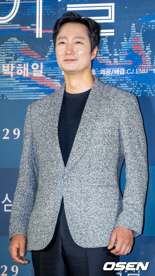 21일 오후 서울 용산구 CGV용산아이파크몰에서 영화 '헤어질 결심' 언론배급시사회가 열렸다.  이 자리에는 박찬욱 감독과 주연배우 탕웨이, 박해일이 참석했다.  영화 '헤어질 결심'은 산에서 벌어진 변사 사건을 수사하게 된 형사 해준(박해일 분)이 사망자의 아내 서래(탕웨이 분)를 만나고 의심과 관심을 동시에 느끼며 시작되는 이야기를 그린 영화로 제75회 칸 국제영화제 감독상을 수상했다.  무대 위에서 배우 박해일이 포토타임을 갖고 있다. 2022.06.21 /rumi@osen.co.kr