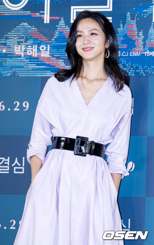 21일 오후 서울 용산구 CGV용산아이파크몰에서 영화 '헤어질 결심' 언론배급시사회가 열렸다.  이 자리에는 박찬욱 감독과 주연배우 탕웨이, 박해일이 참석했다.  영화 '헤어질 결심'은 산에서 벌어진 변사 사건을 수사하게 된 형사 해준(박해일 분)이 사망자의 아내 서래(탕웨이 분)를 만나고 의심과 관심을 동시에 느끼며 시작되는 이야기를 그린 영화로 제75회 칸 국제영화제 감독상을 수상했다.  무대 위에서 배우 탕웨이가 포토타임을 갖고 있다. 2022.06.21 /rumi@osen.co.kr