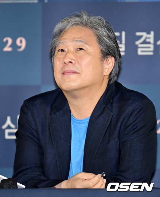 21일 오후 서울 용산구 CGV용산아이파크몰에서 영화 '헤어질 결심' 언론배급시사회가 열렸다.  이 자리에는 박찬욱 감독과 주연배우 탕웨이, 박해일이 참석했다.  영화 '헤어질 결심'은 산에서 벌어진 변사 사건을 수사하게 된 형사 해준(박해일 분)이 사망자의 아내 서래(탕웨이 분)를 만나고 의심과 관심을 동시에 느끼며 시작되는 이야기를 그린 영화로 제75회 칸 국제영화제 감독상을 수상했다.  무대 위에서 박찬욱 감독이 질문을 받고 생각에 잠겨 있다. 2022.06.21 /rumi@osen.co.kr