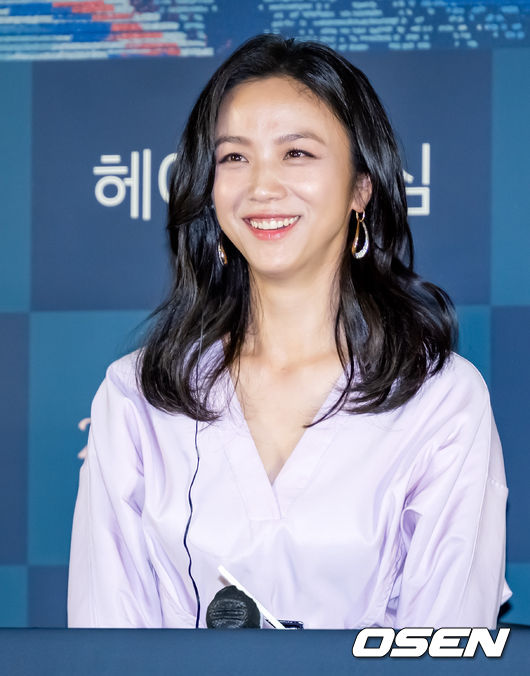 21일 오후 서울 용산구 CGV용산아이파크몰에서 영화 '헤어질 결심' 언론배급시사회가 열렸다.  이 자리에는 박찬욱 감독과 주연배우 탕웨이, 박해일이 참석했다.  영화 '헤어질 결심'은 산에서 벌어진 변사 사건을 수사하게 된 형사 해준(박해일 분)이 사망자의 아내 서래(탕웨이 분)를 만나고 의심과 관심을 동시에 느끼며 시작되는 이야기를 그린 영화로 제75회 칸 국제영화제 감독상을 수상했다.  무대 위에서 배우 탕웨이가 미소짓고 있다. 2022.06.21 /rumi@osen.co.kr