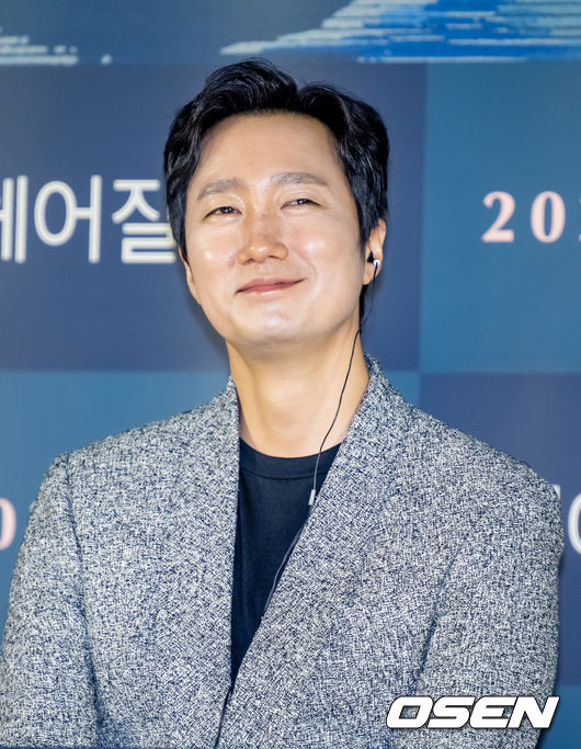 21일 오후 서울 용산구 CGV용산아이파크몰에서 영화 '헤어질 결심' 언론배급시사회가 열렸다.  이 자리에는 박찬욱 감독과 주연배우 탕웨이, 박해일이 참석했다.  영화 '헤어질 결심'은 산에서 벌어진 변사 사건을 수사하게 된 형사 해준(박해일 분)이 사망자의 아내 서래(탕웨이 분)를 만나고 의심과 관심을 동시에 느끼며 시작되는 이야기를 그린 영화로 제75회 칸 국제영화제 감독상을 수상했다.  무대 위에서 배우 박해일이 미소짓고 있다. 2022.06.21 /rumi@osen.co.kr