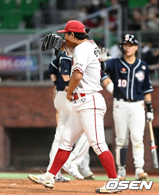 21일 오후 인천 SSG 랜더스필드에서 '2022 신한은행 SOL KBO 리그' SSG 랜더스와 두산 베어스의 경기가 열렸다.6회초 1사 만루에서 두산 강승호에게 중전 2타점 적시타를 허용한 SSG 한두솔이 아쉬워하고 있다. 2022.06.21 /sunday@osen.co.kr