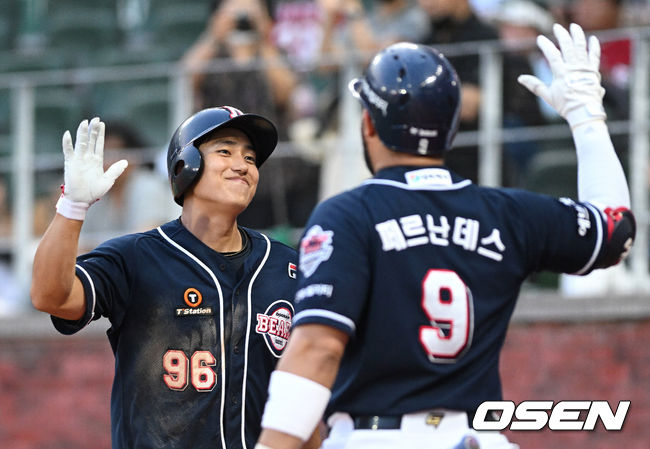 21일 오후 인천 SSG 랜더스필드에서 '2022 신한은행 SOL KBO 리그' SSG 랜더스와 두산 베어스의 경기가 열렸다.4회초 2사 1루에서 두산 양찬열이 우월 투런 홈런을 치고 홈에서 페르난데스의 축하를 받고 있다. 2022.06.21 /sunday@osen.co.kr