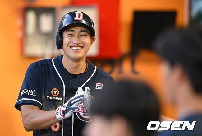 21일 오후 인천 SSG 랜더스필드에서 '2022 신한은행 SOL KBO 리그' SSG 랜더스와 두산 베어스의 경기가 열렸다.4회초 2사 1루에서 두산 양찬열이 우월 투런 홈런을 치고 더그아웃에서 미소짓고 있다. 2022.06.21 /sunday@osen.co.kr