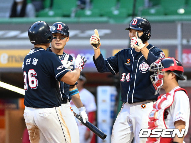 21일 오후 인천 SSG 랜더스필드에서 '2022 신한은행 SOL KBO 리그' SSG 랜더스와 두산 베어스의 경기가 열렸다.4회초 2사 1루에서 두산 양찬열이 우월 투런 홈런을 치고 홈에서 박계범의 축하를 받고 있다. 2022.06.21 /sunday@osen.co.kr