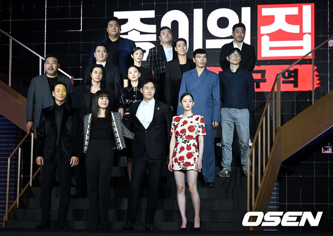 배우 유지태, 김윤진, 박해수, 전종서, 이원종, 박명훈, 김성오, 김지훈(덴버), 장윤주, 이주빈, 이현우, 김지훈(헬싱키), 이규호, 김홍선 감독, 류용재 작가가 포토타임을 하고 있다. 2022.06.22 / dreamer@osen.co.kr