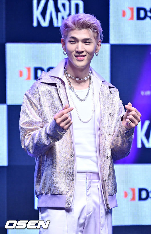 카드 비엠이 무대 위에서 포즈를 취하고 있다. 2022.06.22 /rumi@osen.co.kr