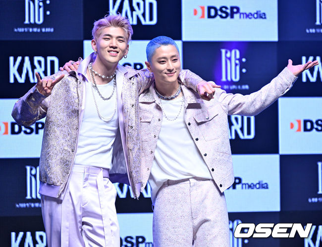 카드 비엠과 제이셉이 무대 위에서 포토타임을 갖고 있다. 2022.06.22 /rumi@osen.co.kr