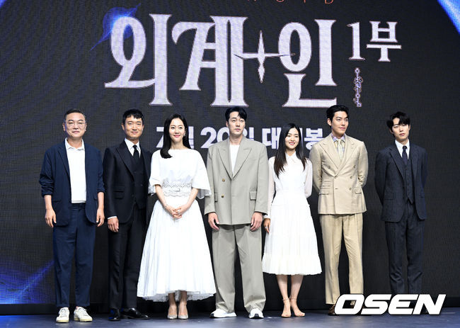 23일 오전 서울 콘래드 호텔에서 영화 ‘외계+인’ 1부 제작보고회가 열렸다.  배우 김의성, 조우진, 염정아, 소지섭, 김태리, 김우빈, 류준열이 포토타임을 하고 있다. 2022.06.23 /sunday@osen.co.kr