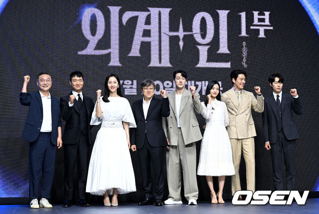 23일 오전 서울 콘래드 호텔에서 영화 ‘외계+인’ 1부 제작보고회가 열렸다.  배우 김의성, 조우진, 염정아, 최동훈 감독, 소지섭, 김태리, 김우빈, 류준열이 포토타임을 하고 있다. 2022.06.23 /sunday@osen.co.kr