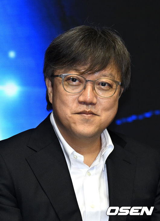 23일 오전 서울 콘래드 호텔에서 영화 ‘외계+인’ 1부 제작보고회가 열렸다.  최종훈 감독이 취재진의 질문을 듣고 있다. 2022.06.23 /sunday@osen.co.kr