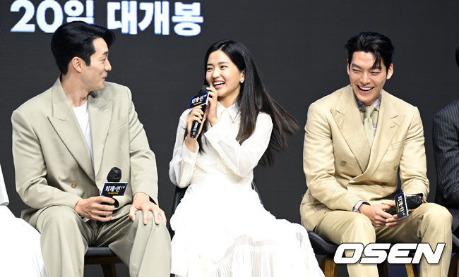 23일 오전 서울 콘래드 호텔에서 영화 ‘외계+인’ 1부 제작보고회가 열렸다.  배우 김태리가 소지섭, 김우빈과 이야기를 나누고 있다. 2022.06.23 /sunday@osen.co.kr