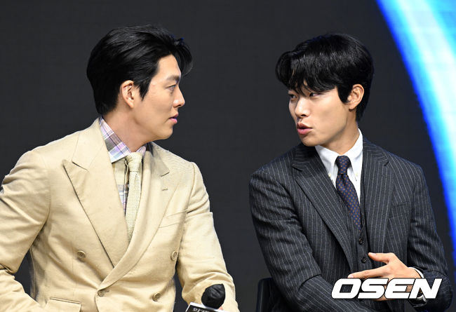 23일 오전 서울 콘래드 호텔에서 영화 ‘외계+인’ 1부 제작보고회가 열렸다.  배우 김우빈과 류준열이 이야기를 나누고 있다. 2022.06.23 /sunday@osen.co.kr