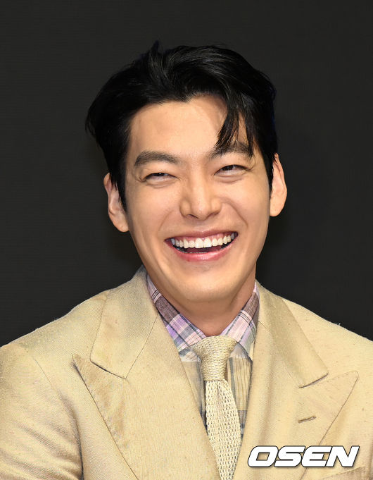 23일 오전 서울 콘래드 호텔에서 영화 ‘외계+인’ 1부 제작보고회가 열렸다.  배우 김우빈이 미소를 짓고 있다. 2022.06.23 /sunday@osen.co.kr