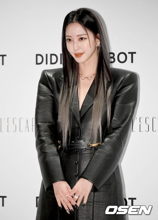 24일 오후 서울 중구 레스케이프 호텔에서 주얼리 브랜드의 테마 팝업룸과 패키지 론칭 행사가 진행됐다.<br /><br />배우 한예슬이 취재진을 향해 포즈를 취하고 있다./ ksl0919@osen.co.kr