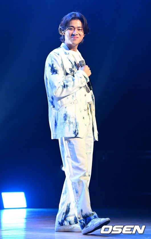 이무진이 타이틀곡 ‘참고사항’ 무대를 선보이고 있다. 2022.06.23 /jpnews@osen.co.kr