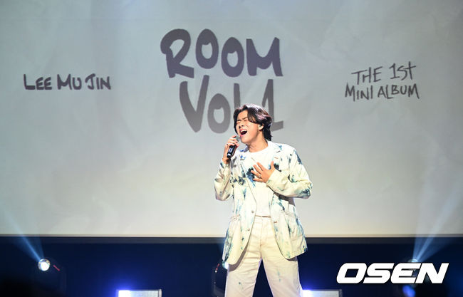 이무진이 타이틀곡 ‘참고사항’ 무대를 선보이고 있다. 2022.06.23 /jpnews@osen.co.kr