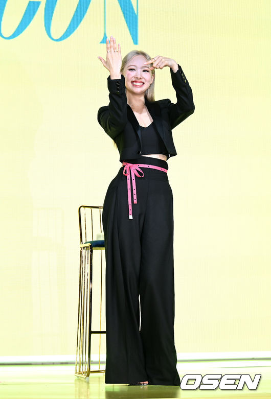24일 여의도 페어몬트 앰배서더 서울에서 그룹 트와이스 멤버 나연 첫 솔로 앨범 '아이엠 나연(IM NAYEON)' 발매기념 기자간담회가 열렸다.그룹 트와이스 나연이 포인트 안무를 선보이고 있다. 2022.06.24 /sunday@osen.co.kr