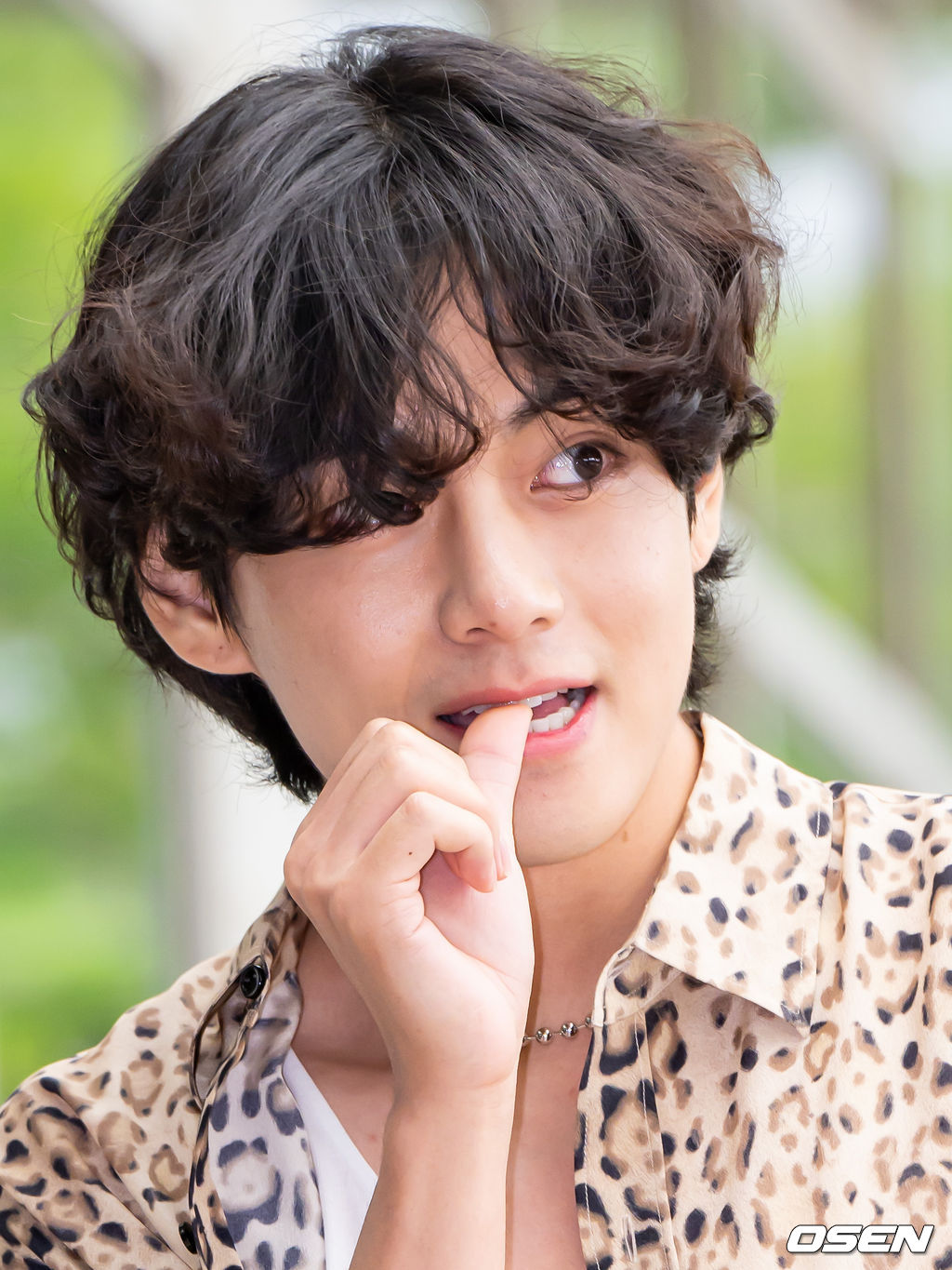 BTS 뷔가 24일 오전 서울김포비즈니스항공센터를 통해 셀린느(CELINE) 남성 여름 2023 패션쇼에 참석 차 프랑스 파리로 출국하고 있다. 2022.06.24 / soul1014@osen.co.kr