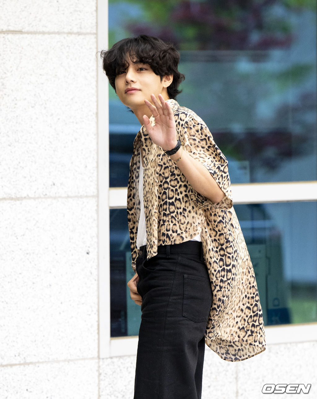 가수 방탄소년단(BTS) 뷔가 24일 오전 서울김포비즈니스항공센터를 통해 셀린느(CELINE) 남성 여름 2023 패션쇼에 참석 차 프랑스 파리로 출국하고 있다. 2022.06.24 /jpnews@osen.co.kr