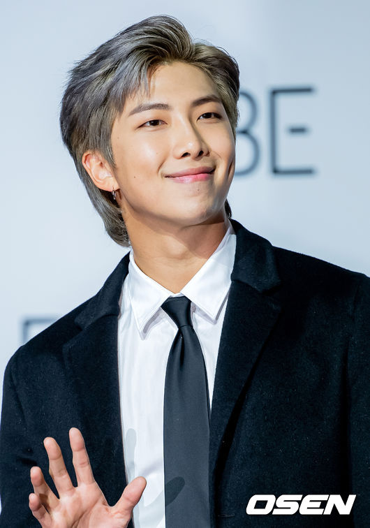 방탄소년단 RM이 무대 위에서 포토타임을 갖고 있다./ rumi@osen.co.kr