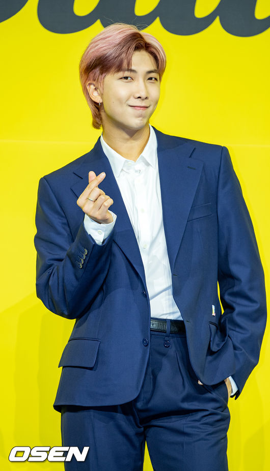 방탄소년단(BTS) RM이 무대 위에서 포토타임을 갖고 있다./ rumi@osen.co.kr