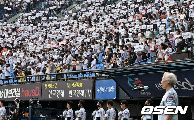 경기에 앞서 6.25 여학도병으로 참전한 정기숙 씨가 애국가를 부르는 동안 팬들이 ‘감사합니다’ 피켓을 들고 있다.  2022.06.25 /jpnews@osen.co.kr