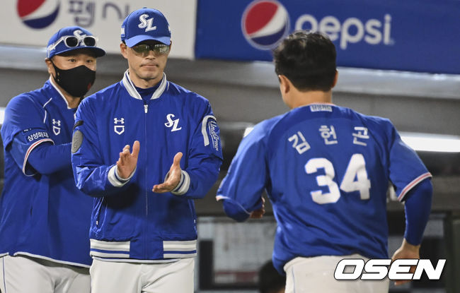 삼성 허삼영 감독이 선수들에게 박수를 치며 승리를 축하하고 있다. 2022.06.08 / foto0307@osen.co.kr