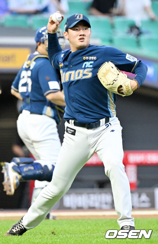 7회말 무사 주자 1루 SSG 김민식의 투수 앞 번트때 NC 김시훈이 송구 실책을 범하고 있다. 2022.06.26 / rumi@osen.co.kr