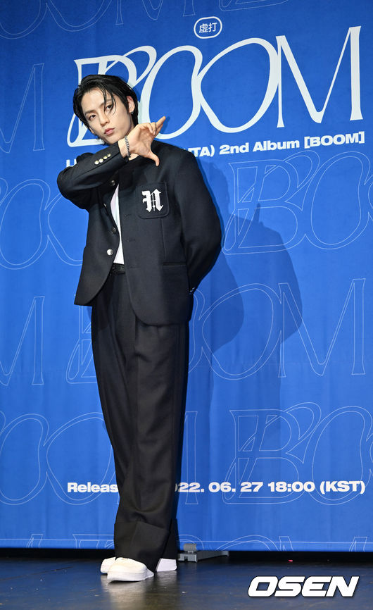 가수 비투비 이민혁(HUTA)의 두 번째 정규앨범 'BOOM' 발매 기념 기자간담회 27일 오후 서울 용산구 블루스퀘어 카오스홀에서 열렸다.<br /><br />가수 이민혁이 무대 위에서 포토타임을 갖고 있다. 2022.06.27 /rumi@osen.co.kr<br />