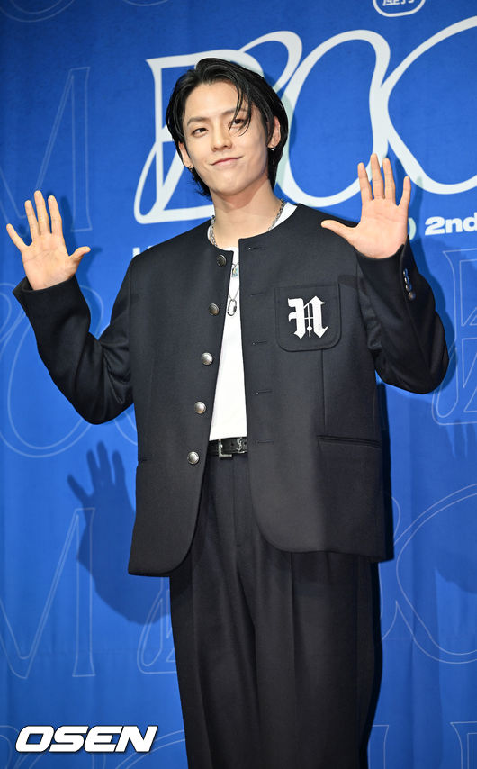 가수 비투비 이민혁(HUTA)의 두 번째 정규앨범 'BOOM' 발매 기념 기자간담회 27일 오후 서울 용산구 블루스퀘어 카오스홀에서 열렸다.<br /><br />가수 이민혁이 무대 위에서 포토타임을 갖고 있다. 2022.06.27 /rumi@osen.co.kr<br />