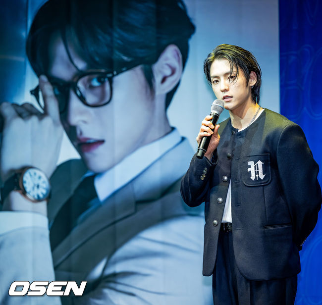가수 비투비 이민혁(HUTA)의 두 번째 정규앨범 'BOOM' 발매 기념 기자간담회 27일 오후 서울 용산구 블루스퀘어 카오스홀에서 열렸다.<br /><br />가수 이민혁이 무대 위에서 기자회견을 하고 있다. 2022.06.27 /rumi@osen.co.kr<br />