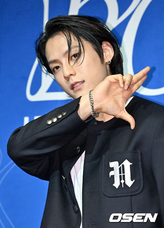 가수 비투비 이민혁(HUTA)의 두 번째 정규앨범 'BOOM' 발매 기념 기자간담회 27일 오후 서울 용산구 블루스퀘어 카오스홀에서 열렸다.<br /><br />가수 이민혁이 무대 위에서 포토타임을 갖고 있다. 2022.06.27 /rumi@osen.co.kr<br />