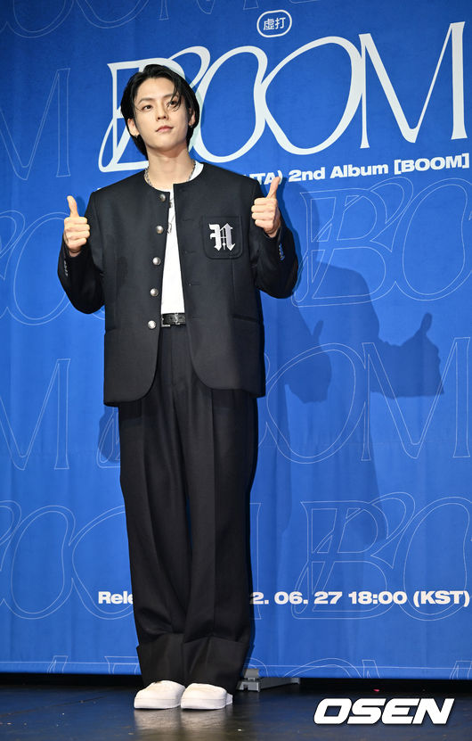 가수 비투비 이민혁(HUTA)의 두 번째 정규앨범 'BOOM' 발매 기념 기자간담회 27일 오후 서울 용산구 블루스퀘어 카오스홀에서 열렸다.<br /><br />가수 이민혁이 무대 위에서 포토타임을 갖고 있다. 2022.06.27 /rumi@osen.co.kr<br />