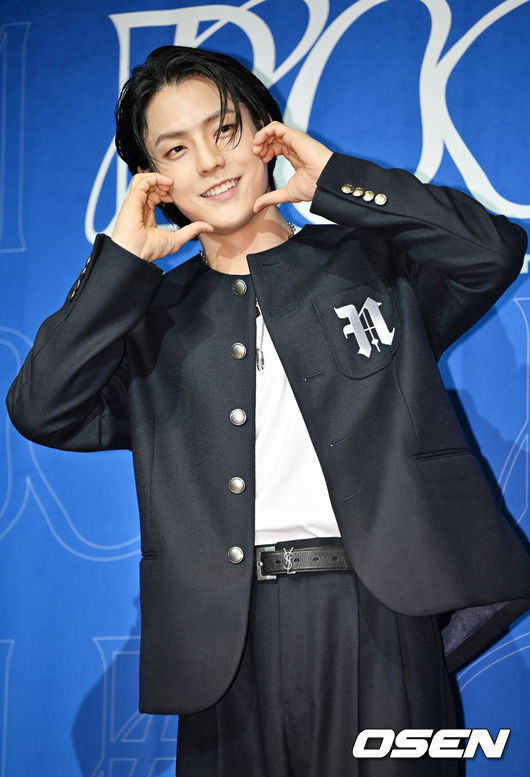 가수 비투비 이민혁(HUTA)의 두 번째 정규앨범 'BOOM' 발매 기념 기자간담회 27일 오후 서울 용산구 블루스퀘어 카오스홀에서 열렸다.<br /><br />가수 이민혁이 무대 위에서 포토타임을 갖고 있다. 2022.06.27 /rumi@osen.co.kr<br />