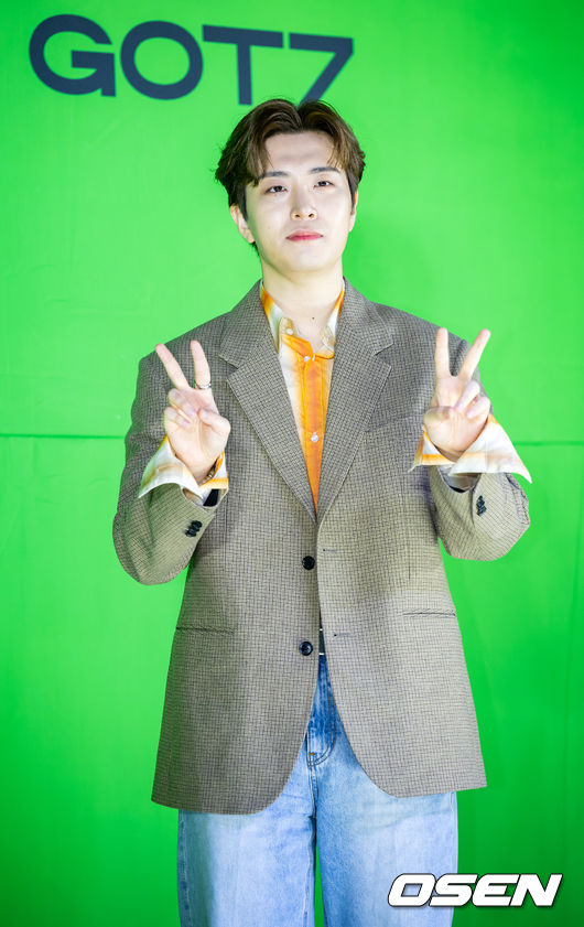 23일 오후 서울 강남구 보코호텔에서 그룹 갓세븐(GOT7 - 마크, JAY B, 잭슨, 박진영, 영재, 뱀뱀, 유겸) 새 미니앨범 'GOT7' 발매 기념 기자간담회가 열렸다.<br /><br />갓세븐 영재가 무대 위에서 포토타임을 갖고 있다. 2022.05.23 /rumi@osen.co.kr