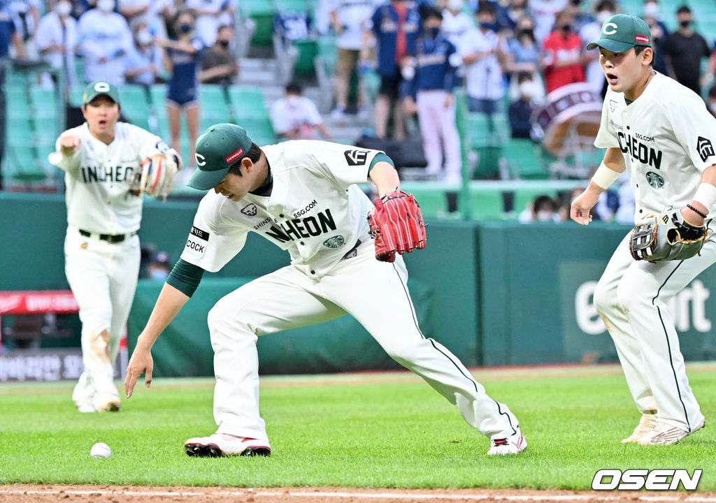 26일 오후 인천 SSG랜더스필드에서 ‘2022 신한은행 SOL KBO리그’ SSG 랜더스와 NC 다이노스의 경기가 열렸다.7회초 무사 주자 1루 NC 김주원의 투수 앞 번트때 SSG 선발 이태양이 굴러가는 공을 향해 달려나오고 있다. 2022.06.26 / rumi@osen.co.kr