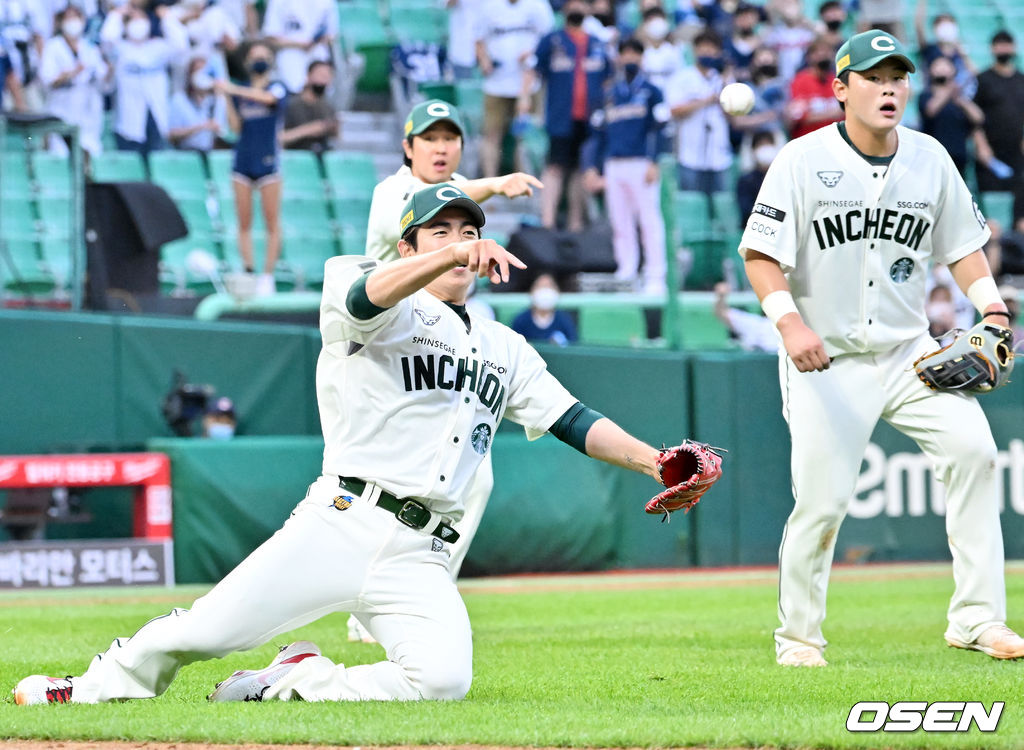 26일 오후 인천 SSG랜더스필드에서 ‘2022 신한은행 SOL KBO리그’ SSG 랜더스와 NC 다이노스의 경기가 열렸다.7회초 무사 주자 1루 NC 김주원의 투수 앞 번트때 SSG 선발 이태양이 넘어지며 송구 실책을 범하고 있다. 2022.06.26 / rumi@osen.co.kr