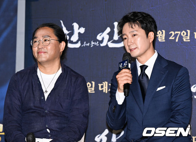 28일 오전 서울 건대입구 롯데시네마에서 영화 '한산: 용의 출현'(감독 김한민) 제작보고회가 진행됐다.  배우 박해일과 변요한, 안성기, 손현주 등이 출연하는 '한산: 용의 출현'은 명량해전 5년 전, 진군 중인 왜군을 상대로 조선을 지키기 위해 필사의 전략과 패기로 뭉친 이순신 장군과 조선 수군의 '한산해전'을 그린 전쟁 액션 대작으로 7월 27일 개봉한다.  배우 박해일이 김한민 감독 관련 질문에 답하고 있다. 2022.06.28 / soul1014@osen.co.kr
