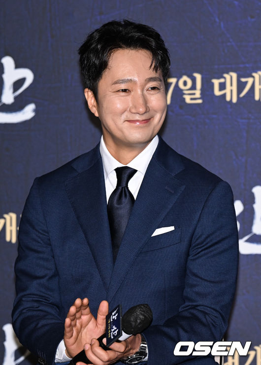 28일 오전 서울 건대입구 롯데시네마에서 영화 '한산: 용의 출현'(감독 김한민) 제작보고회가 진행됐다.  배우 박해일과 변요한, 안성기, 손현주 등이 출연하는 '한산: 용의 출현'은 명량해전 5년 전, 진군 중인 왜군을 상대로 조선을 지키기 위해 필사의 전략과 패기로 뭉친 이순신 장군과 조선 수군의 '한산해전'을 그린 전쟁 액션 대작으로 7월 27일 개봉한다.  배우 박해일이 미소 짓고 있다. 2022.06.28 / soul1014@osen.co.kr