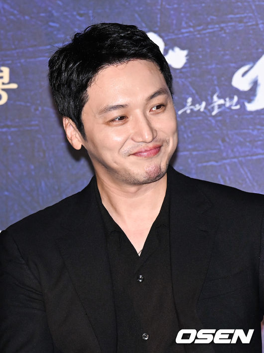28일 오전 서울 건대입구 롯데시네마에서 영화 '한산: 용의 출현'(감독 김한민) 제작보고회가 진행됐다.  배우 박해일과 변요한, 안성기, 손현주 등이 출연하는 '한산: 용의 출현'은 명량해전 5년 전, 진군 중인 왜군을 상대로 조선을 지키기 위해 필사의 전략과 패기로 뭉친 이순신 장군과 조선 수군의 '한산해전'을 그린 전쟁 액션 대작으로 7월 27일 개봉한다.  배우 변요한이 미소 짓고 있다 . 2022.06.28 / soul1014@osen.co.kr
