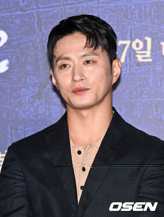 28일 오전 서울 건대입구 롯데시네마에서 영화 '한산: 용의 출현'(감독 김한민) 제작보고회가 진행됐다.  배우 박해일과 변요한, 안성기, 손현주 등이 출연하는 '한산: 용의 출현'은 명량해전 5년 전, 진군 중인 왜군을 상대로 조선을 지키기 위해 필사의 전략과 패기로 뭉친 이순신 장군과 조선 수군의 '한산해전'을 그린 전쟁 액션 대작으로 7월 27일 개봉한다.  배우 김성규가 질문을 듣고 있다 . 2022.06.28 / soul1014@osen.co.kr