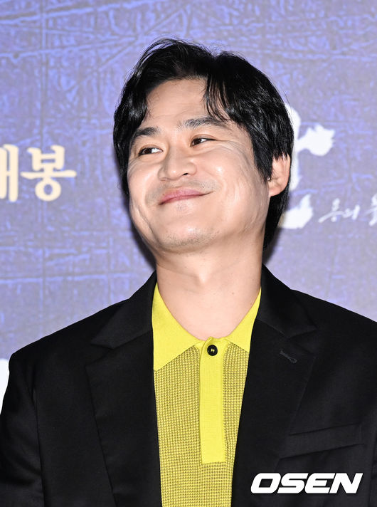 28일 오전 서울 건대입구 롯데시네마에서 영화 '한산: 용의 출현'(감독 김한민) 제작보고회가 진행됐다.  배우 박해일과 변요한, 안성기, 손현주 등이 출연하는 '한산: 용의 출현'은 명량해전 5년 전, 진군 중인 왜군을 상대로 조선을 지키기 위해 필사의 전략과 패기로 뭉친 이순신 장군과 조선 수군의 '한산해전'을 그린 전쟁 액션 대작으로 7월 27일 개봉한다.  배우 김성균이 미소 짓고 있다 . 2022.06.28 / soul1014@osen.co.kr
