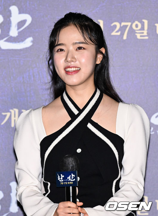 28일 오전 서울 건대입구 롯데시네마에서 영화 '한산: 용의 출현'(감독 김한민) 제작보고회가 진행됐다.  배우 박해일과 변요한, 안성기, 손현주 등이 출연하는 '한산: 용의 출현'은 명량해전 5년 전, 진군 중인 왜군을 상대로 조선을 지키기 위해 필사의 전략과 패기로 뭉친 이순신 장군과 조선 수군의 '한산해전'을 그린 전쟁 액션 대작으로 7월 27일 개봉한다.  배우 김향기가 미소 짓고 있다. 2022.06.28 / soul1014@osen.co.kr