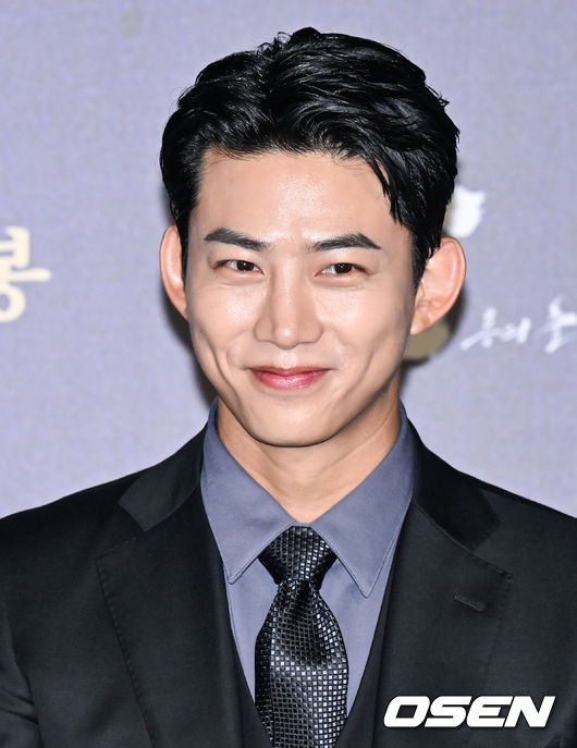 28일 오전 서울 건대입구 롯데시네마에서 영화 '한산: 용의 출현'(감독 김한민) 제작보고회가 진행됐다.  배우 박해일과 변요한, 안성기, 손현주 등이 출연하는 '한산: 용의 출현'은 명량해전 5년 전, 진군 중인 왜군을 상대로 조선을 지키기 위해 필사의 전략과 패기로 뭉친 이순신 장군과 조선 수군의 '한산해전'을 그린 전쟁 액션 대작으로 7월 27일 개봉한다.  배우 옥택연이 미소 짓고 있다 . 2022.06.28 / soul1014@osen.co.kr
