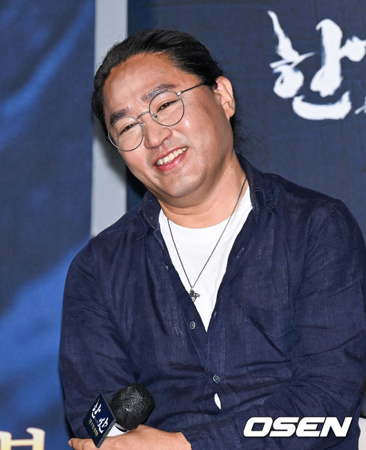 28일 오전 서울 건대입구 롯데시네마에서 영화 '한산: 용의 출현'(감독 김한민) 제작보고회가 진행됐다.  배우 박해일과 변요한, 안성기, 손현주 등이 출연하는 '한산: 용의 출현'은 명량해전 5년 전, 진군 중인 왜군을 상대로 조선을 지키기 위해 필사의 전략과 패기로 뭉친 이순신 장군과 조선 수군의 '한산해전'을 그린 전쟁 액션 대작으로 7월 27일 개봉한다.  김한민 감독이 미소 짓고 있다. 2022.06.28 / soul1014@osen.co.kr
