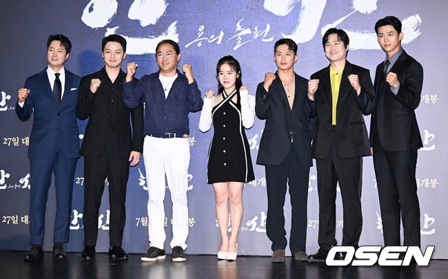 28일 오전 서울 건대입구 롯데시네마에서 영화 '한산: 용의 출현'(감독 김한민) 제작보고회가 진행됐다.  배우 박해일과 변요한, 안성기, 손현주 등이 출연하는 '한산: 용의 출현'은 명량해전 5년 전, 진군 중인 왜군을 상대로 조선을 지키기 위해 필사의 전략과 패기로 뭉친 이순신 장군과 조선 수군의 '한산해전'을 그린 전쟁 액션 대작으로 7월 27일 개봉한다.  김한민 감독과 출연배우들이 포즈를 취하고 있다. 2022.06.28 / soul1014@osen.co.kr